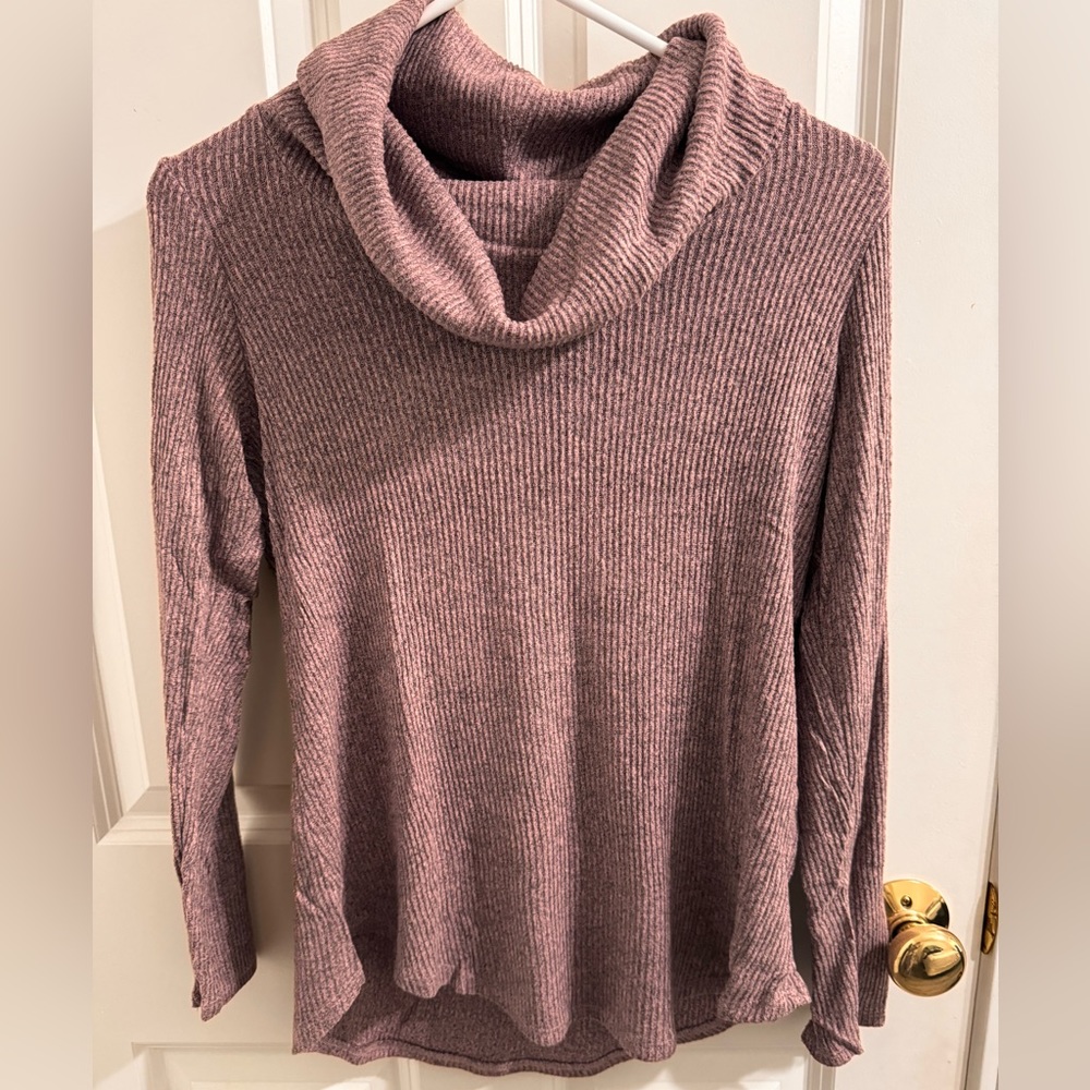 Small cowl neck mauve turtle neck sweater knit